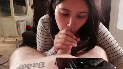 Ես ծաղրում եմ խորթ քրոջս, մինչ նա դիտում է Դիսնեյը [Cum]